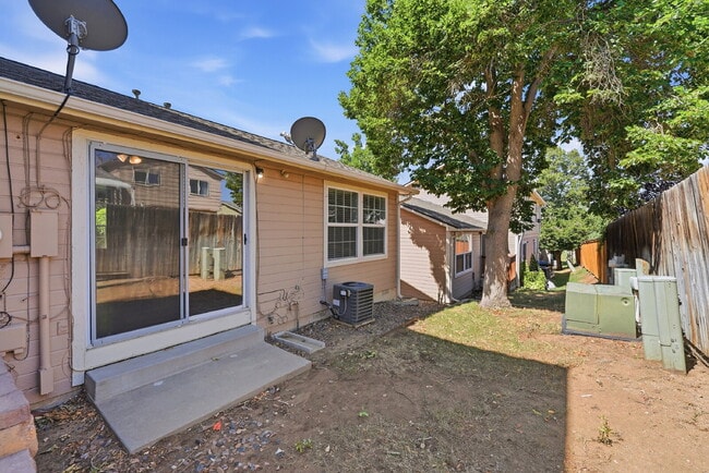 Building Photo - $1,295.95 1 bed, 1 bathroom, located in Aurora with a washer and dryer.