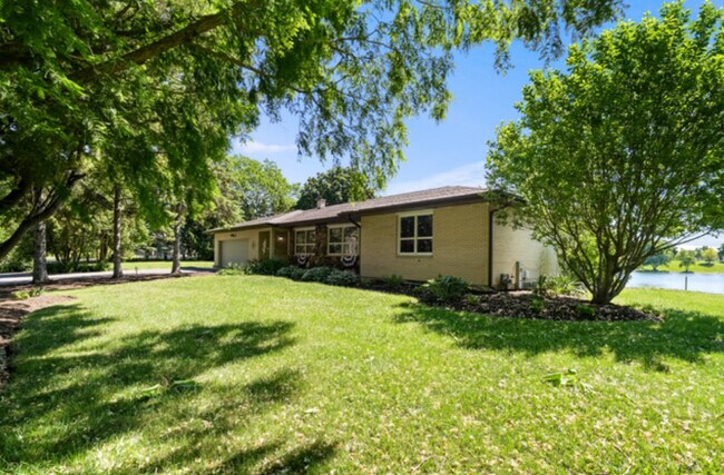 Building Photo - 2720 N Bayview Ln
