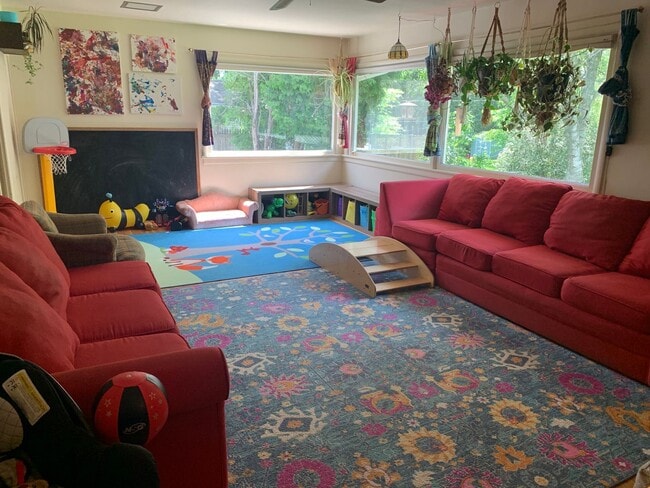 Building Photo - Charming Midvale Heights Ranch