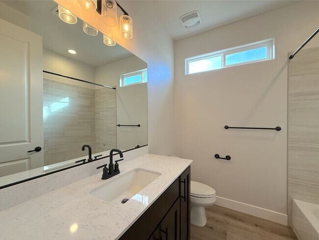 Building Photo - 3 bed, 2 bath home w/2 car garage