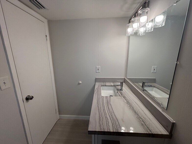 Building Photo - 9105 SW 137th Ter