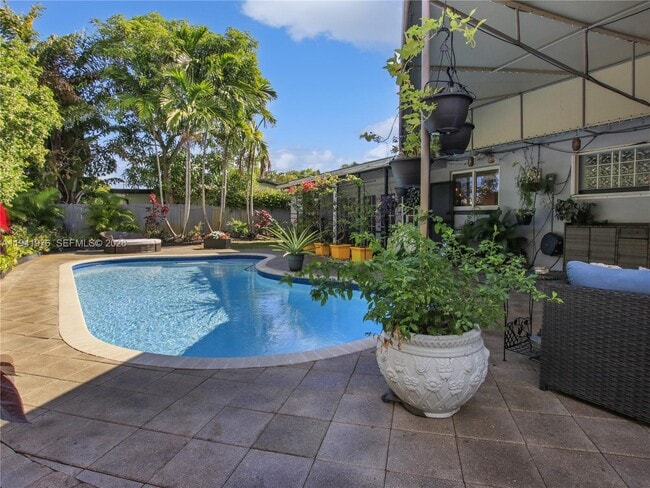 Building Photo - 1561 NE 47th St