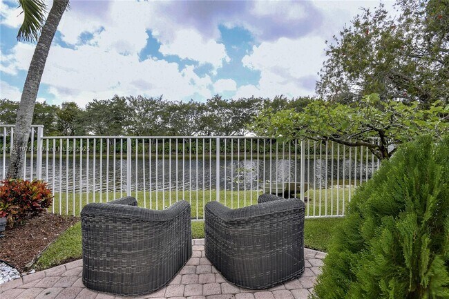Building Photo - 4322 Fox Ridge Dr