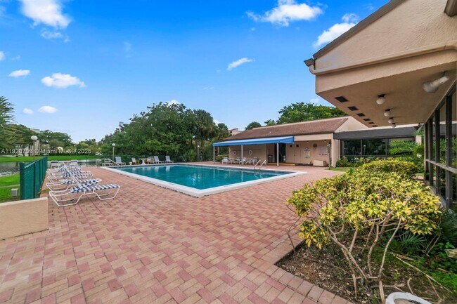 Building Photo - 2311 S Cypress Bend Dr