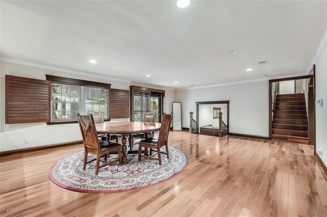 Building Photo - 4900 Balcones Dr