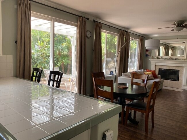Building Photo - Spacious 4 bedroom in upscale neighborhood