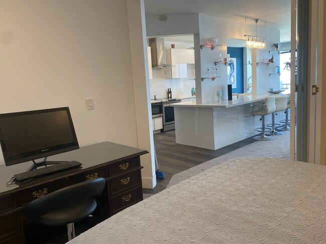 Building Photo - 727 Esplanade