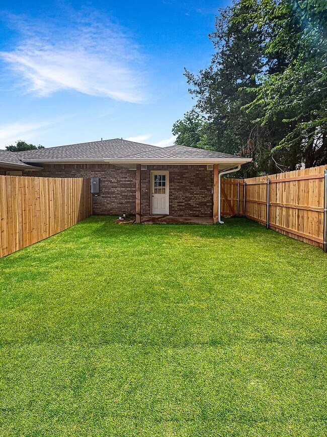 Building Photo - Stunning brand new 3BR/2BA duplex with mod...