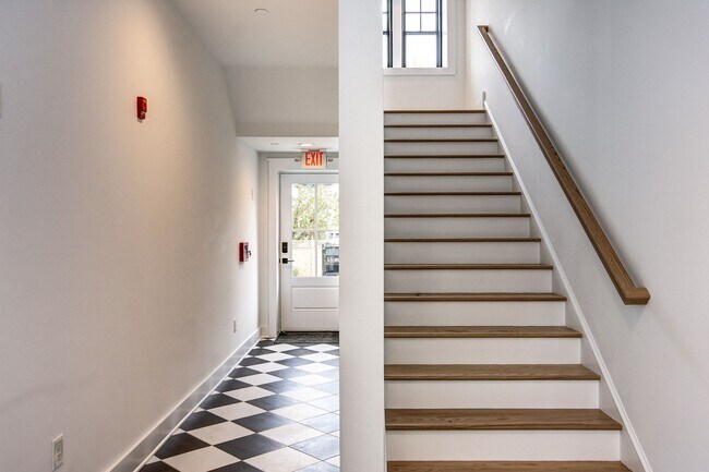 Building Photo - 20 E Redman Ave