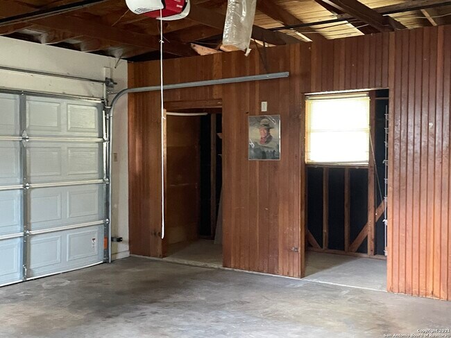 Building Photo - 600 Antler Dr