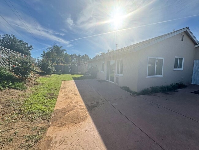 Building Photo - Beautifully Remodeled 4bd/2.5ba CLAIREMONT Home! Fenced yard, garage, PET friendly!