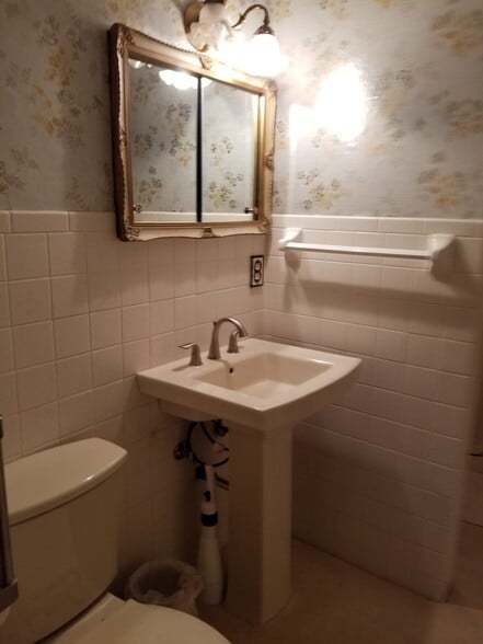 Building Photo - 1728 Middle Rd