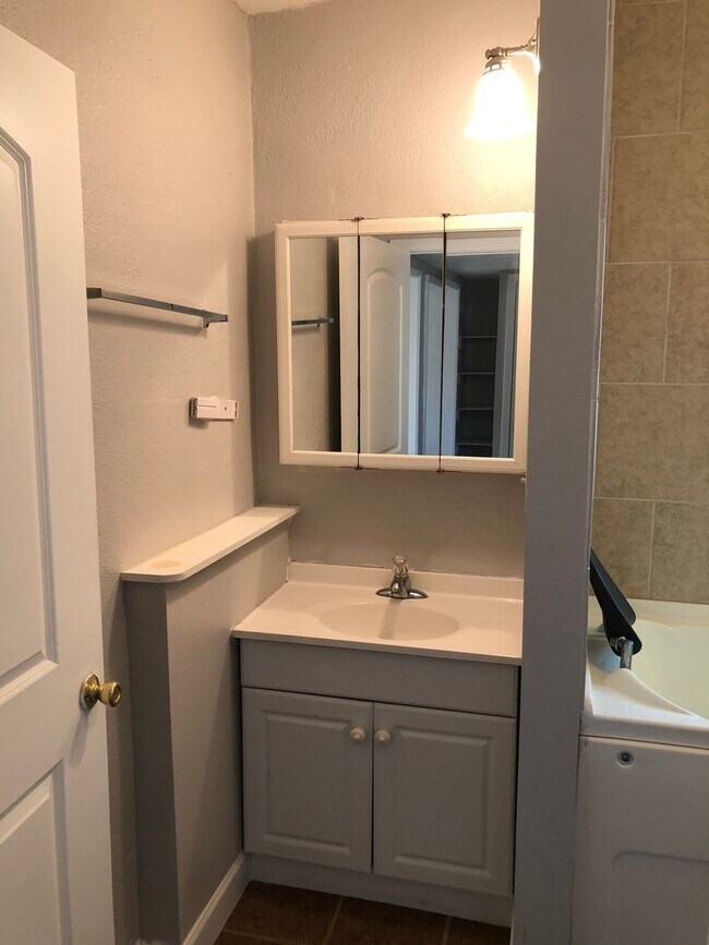 Building Photo - 2bed/1bath