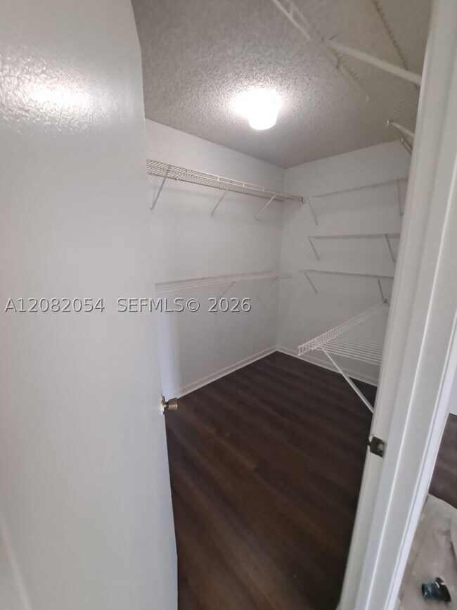Building Photo - 540 S Park Rd