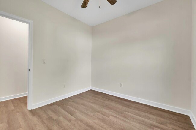 Building Photo - 304 E Hampton Ave