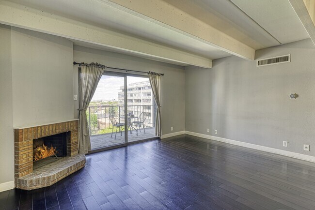 Building Photo - Luxurious 2 Bed, 2 Bath Condo with Stunning Views in Governor's Park!