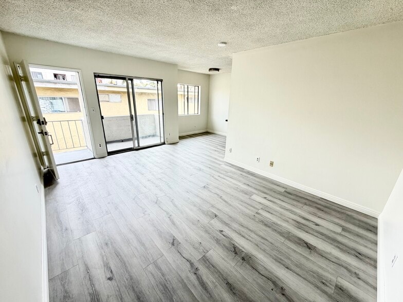 Building Photo - 3820 Mentone Ave