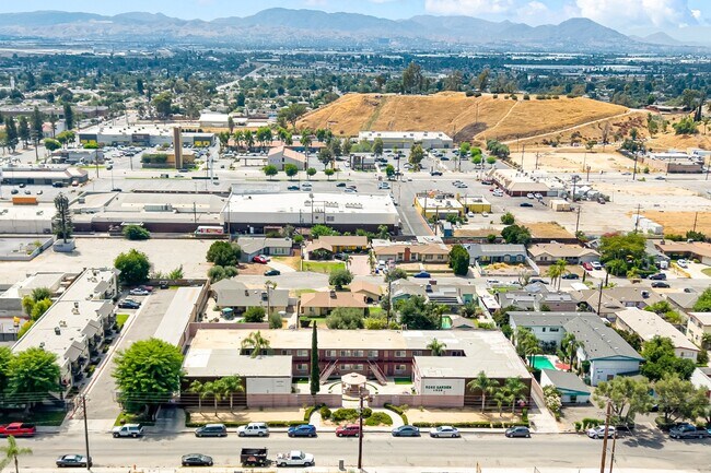 Building Photo - 1539 Pumalo St E