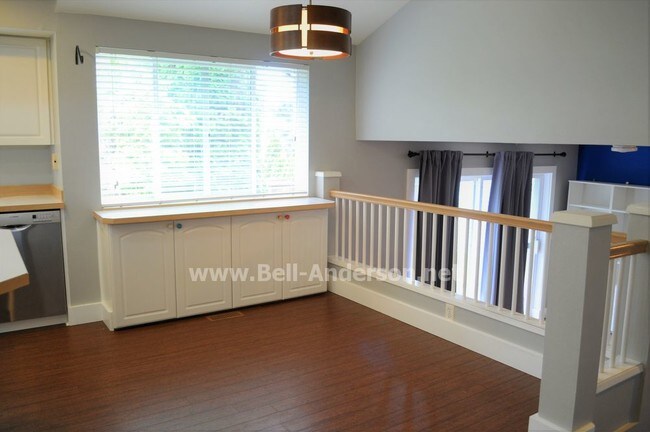 Building Photo - APPLICATION PENDING View Ridge Home with Thr