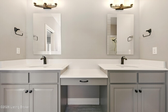 Building Photo - 10910 Kings Crown Dr