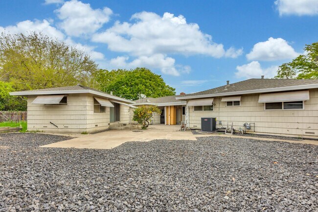 Building Photo - 1020 Seamas Ave
