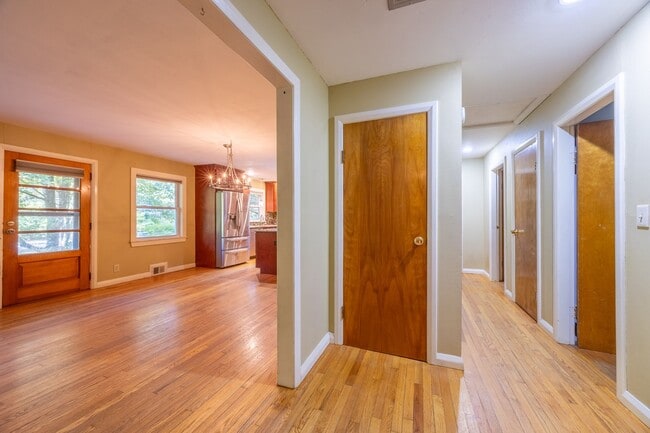 Building Photo - 3-Bedroom Ranch with Updated Kitchen