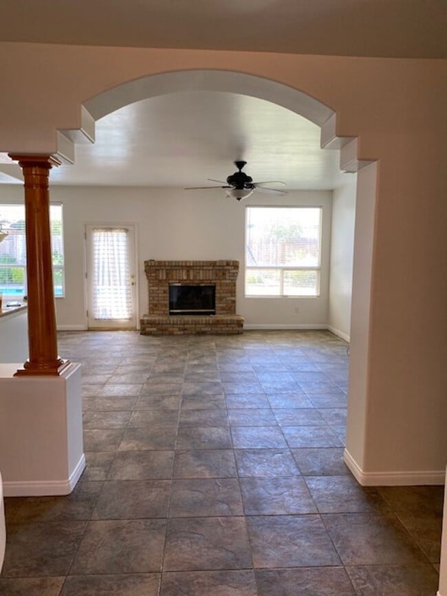 Building Photo - Gorgeous 4 Bedroom 2 Bath Home W/Pool!