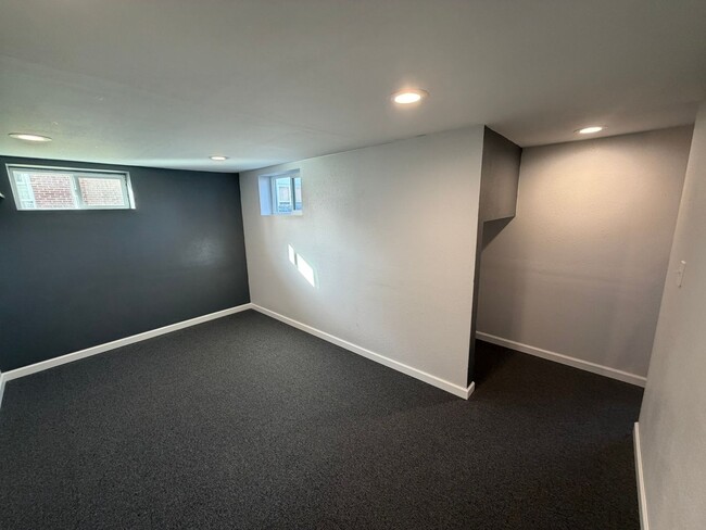 Building Photo - **MOVE IN SPECIAL!** Large 2 Bedroom with Bonus Space!