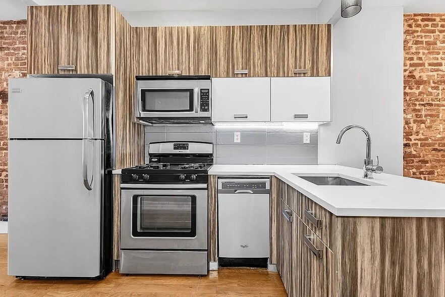 Building Photo - 540 Bainbridge St.