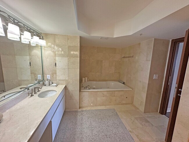 Building Photo - Stunning furnished 3-bedroom, 3-bathroom c...