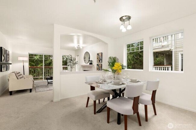 Building Photo - Beautiful 3 Bedroom 2 Bath Condo Newport Way Issaquah