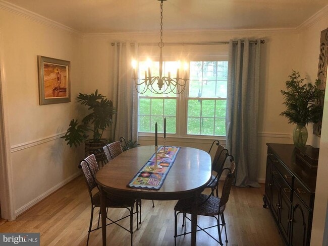 Building Photo - 9811 Meadow Knoll Ct