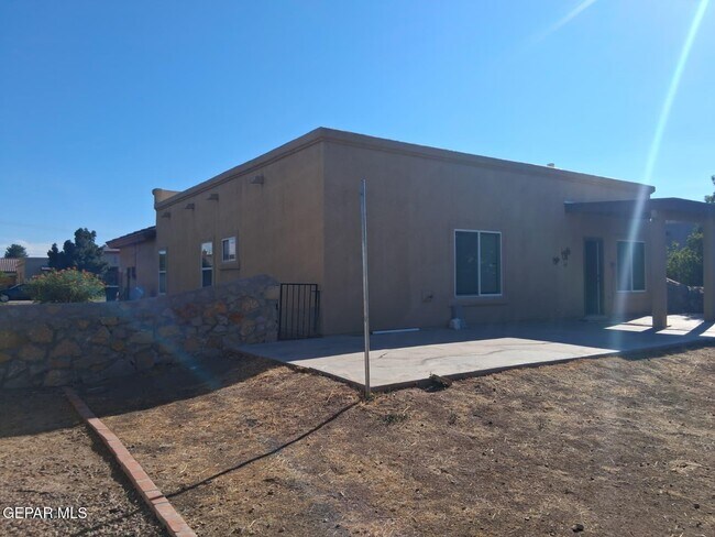 Building Photo - 613 Valley Plum Ave