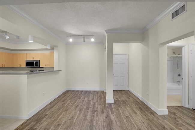 Building Photo - 533 NE 3rd Ave