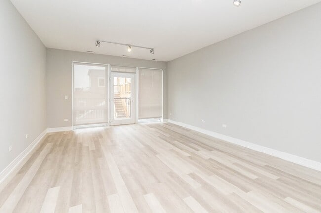 Building Photo - 1554 N Talman Ave