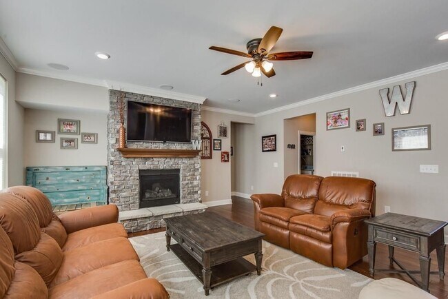 Building Photo - Gorgeous 4 Bed/3.5 Bath Home in Mt. Juliet