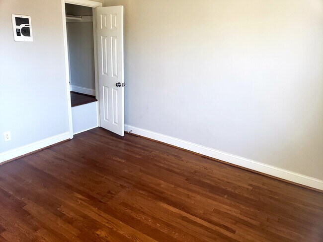 Building Photo - 5644 Midwood Ave