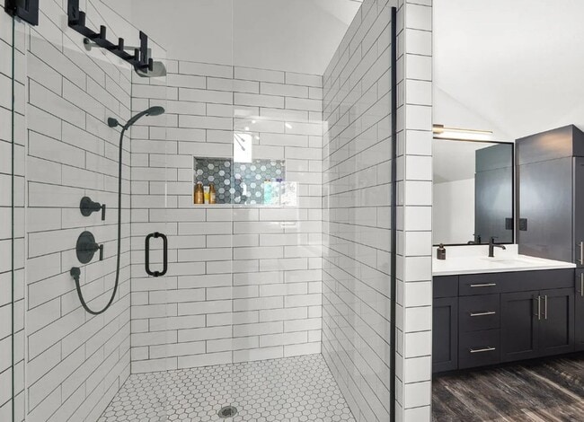 Building Photo - 4 Bed, 2 Bath, Fully Furnished, 2 Level Home, Fenced Yard