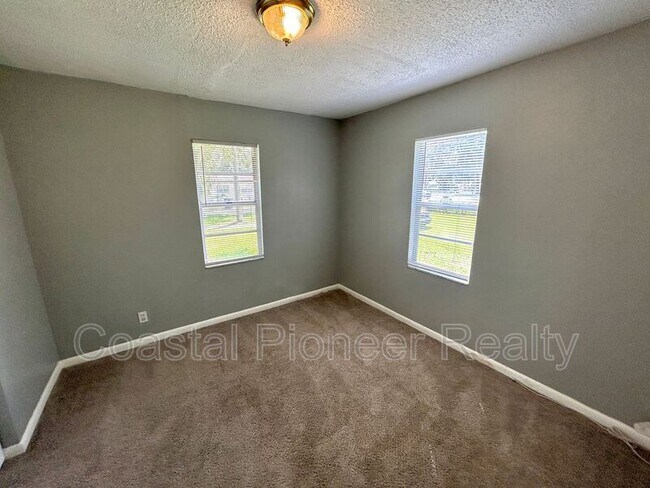 Building Photo - 2507 Lenna Ave