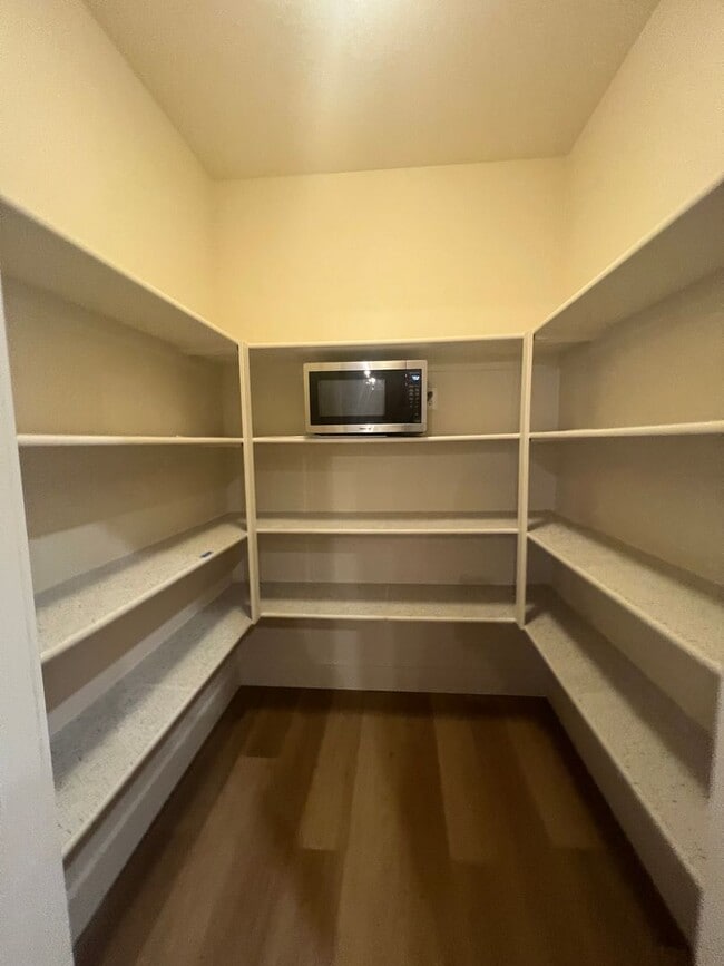 Building Photo - Amazing Newer 3 Bed 2.5 Bath Unit