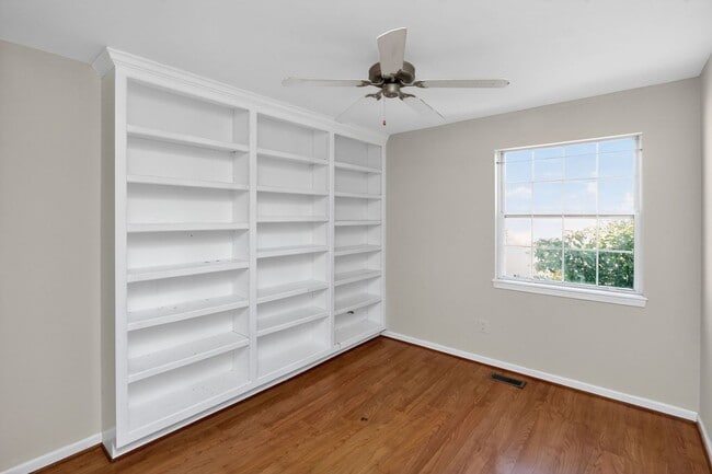 Building Photo - Ideal Rental: 3BR/2.5BA with Washer/Dryer, Parking & Pool Access