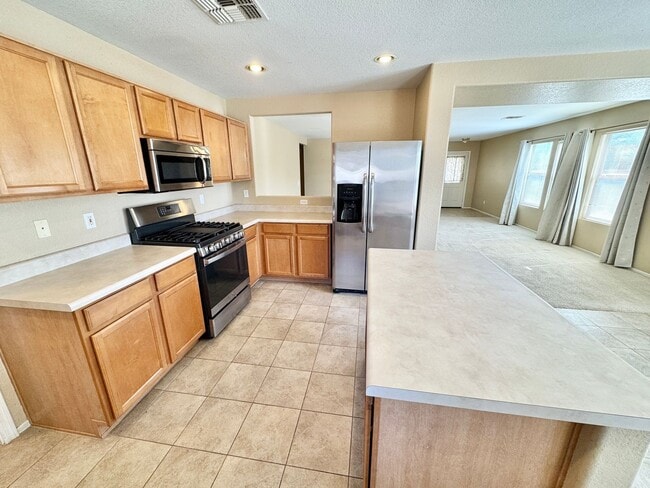 Building Photo - 3232 W Cavedale Dr
