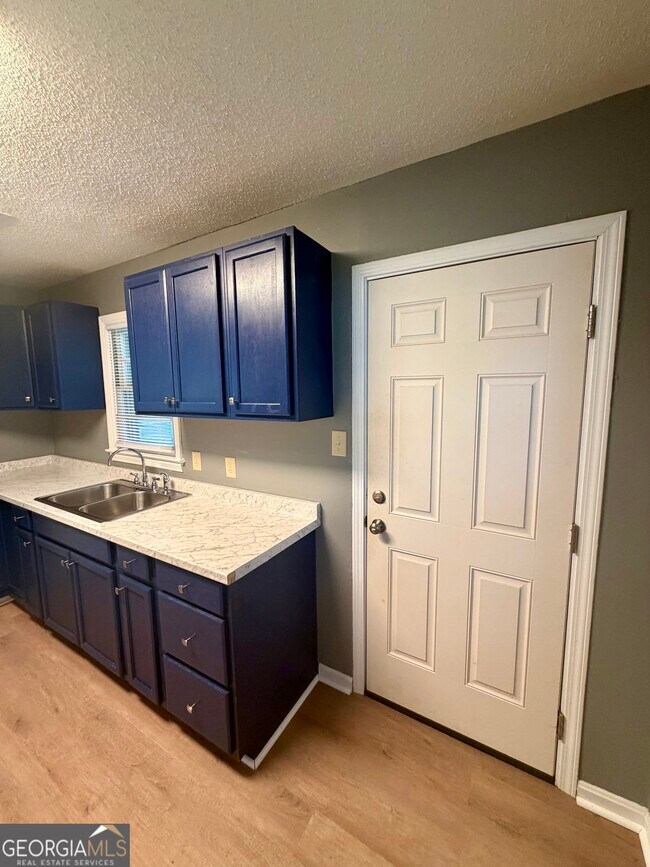 Building Photo - 208 Crescent Dr