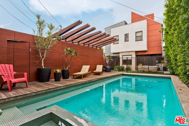 Building Photo - 1509 S Crest Dr