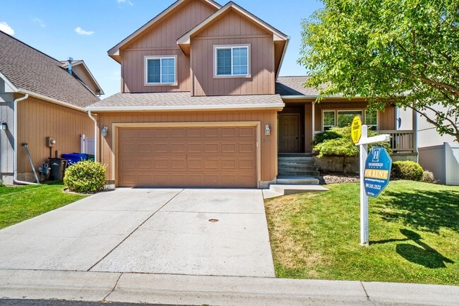 Primary Photo - Beautiful Single Family Home Located on Th...