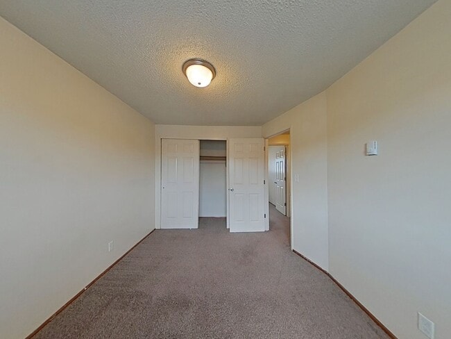 Building Photo - 2 Bedroom Apartment ~ Close to 9th Street