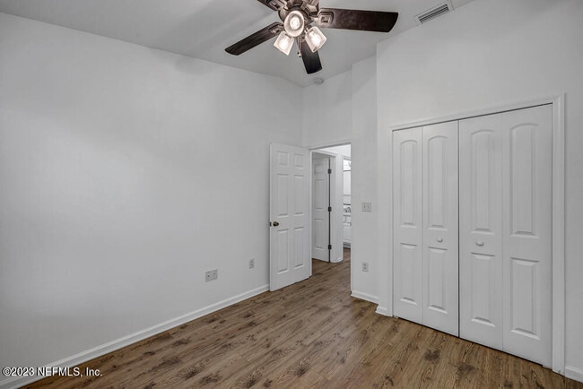 Building Photo - 5915 Pavilion Dr