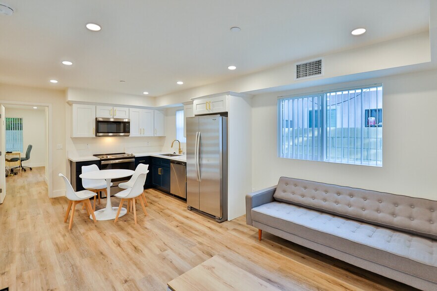Building Photo - 1164 W 37th Pl