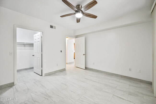 Building Photo - 4925 E Desert Cove Ave
