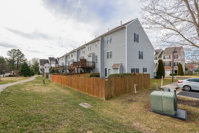 Building Photo - --Available NOW-- Luxury 3 Story Town Home...